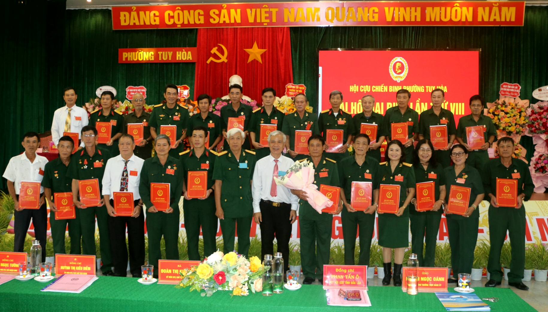 Tặng hoa chúc đại hội